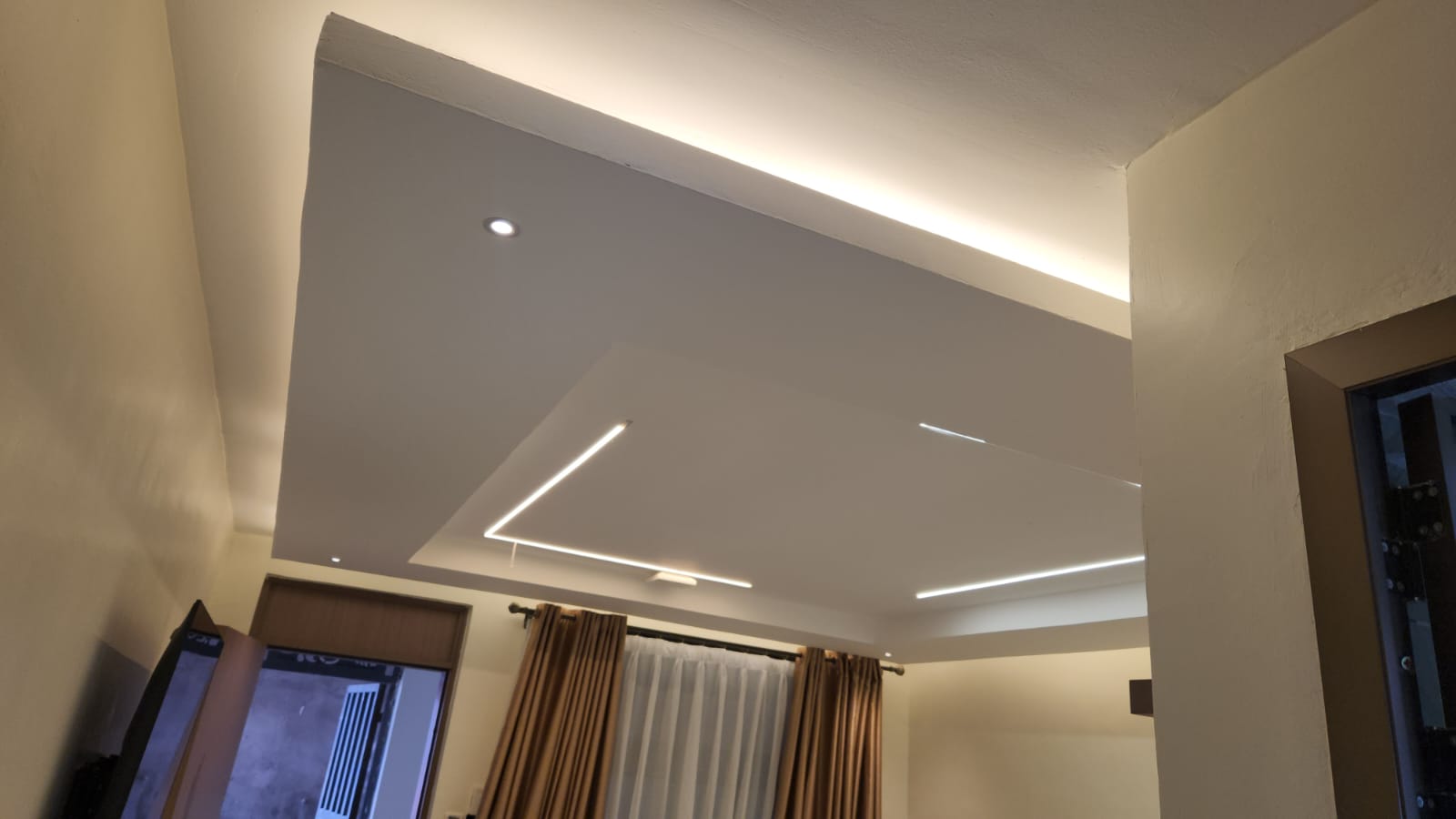 Contemporary home interior by Inters Interior